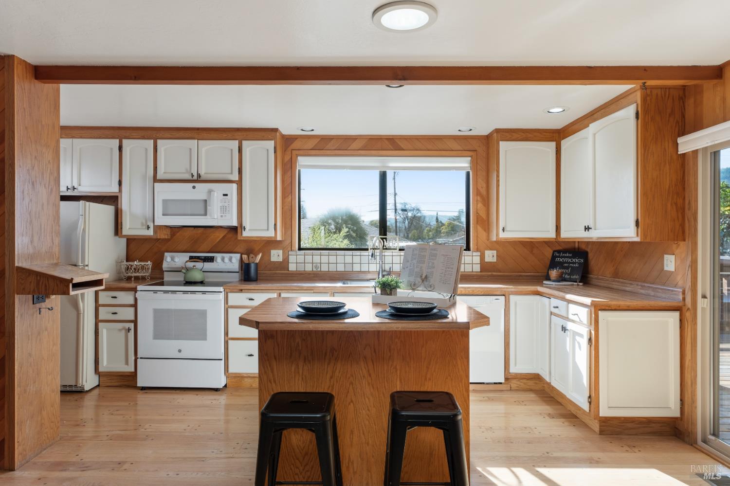 329 Jones Street Ukiah, CA 95482 - Photo 8 of 25 Bright kitchen