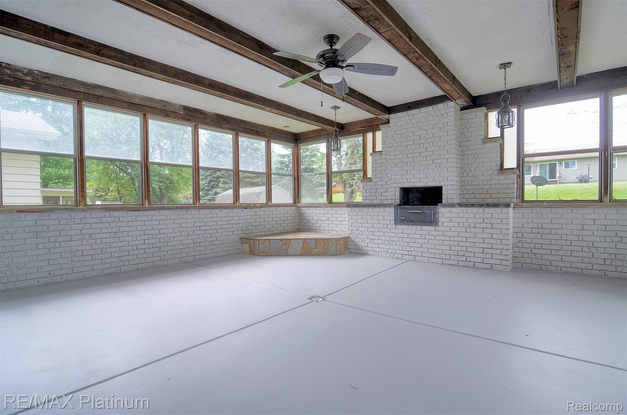 2421 Crane Road Fenton, MI 48430 - Photo 15 of 32 15-Family Room.jpg