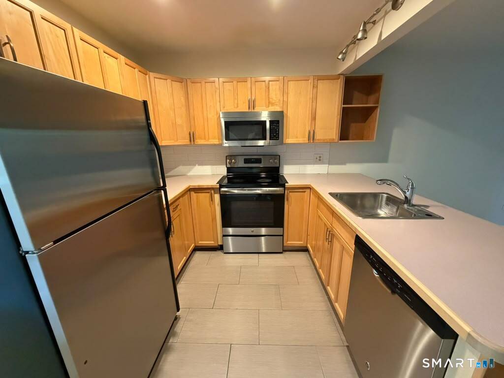75 Leslie Road, Unit D Bridgeport, CT 06606 - Photo 5 of 24