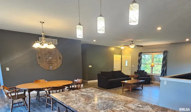 $450,000 | 1915 Highway 67, Meredosia, IL 62665