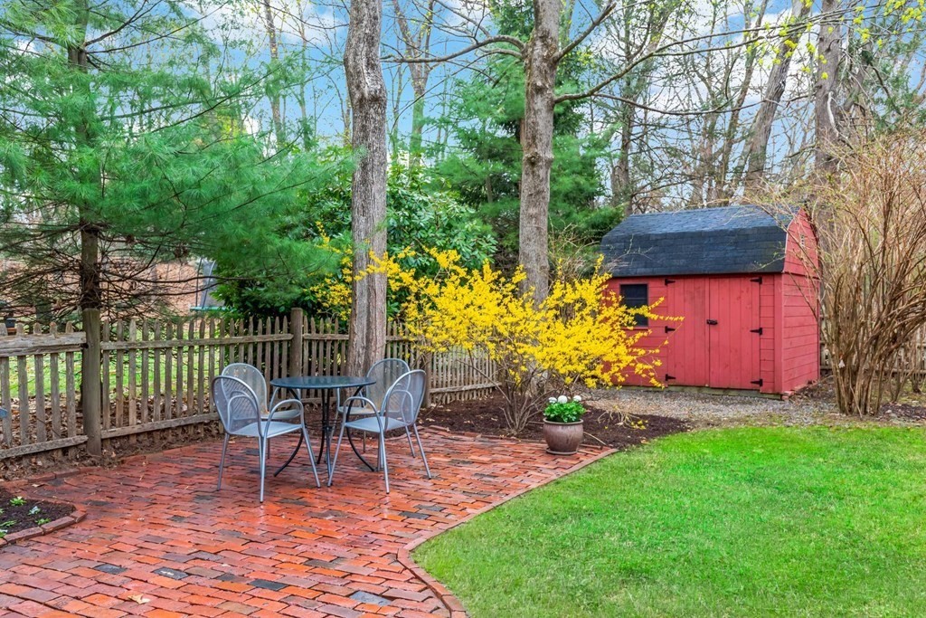 61 Sheridan Road Wellesley, MA 02481 - Photo 3 of 33