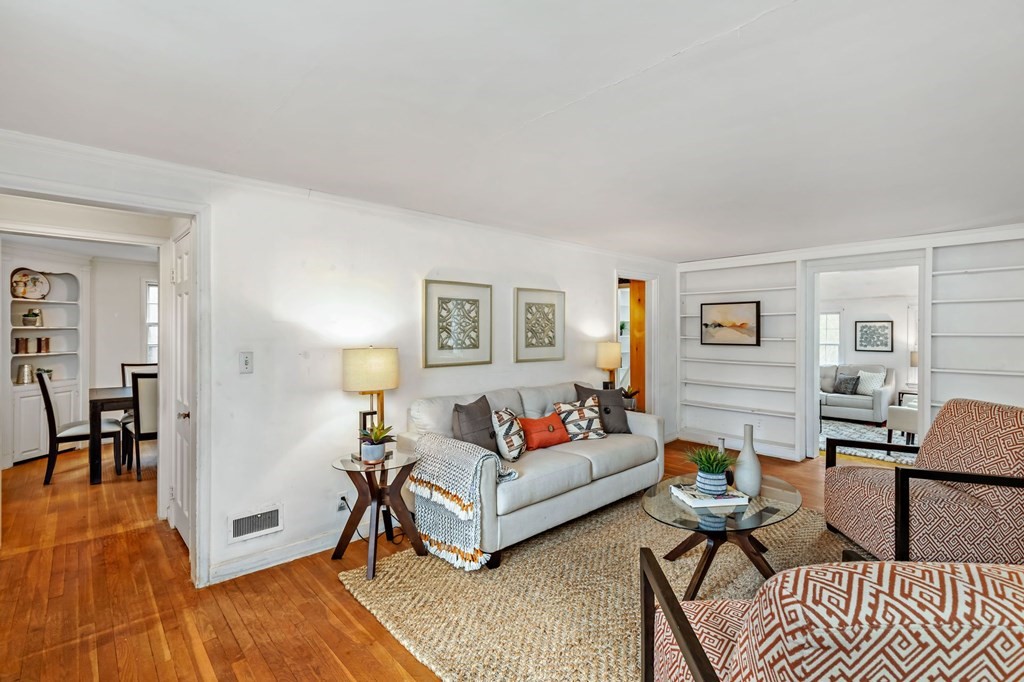 61 Sheridan Road Wellesley, MA 02481 - Photo 5 of 33