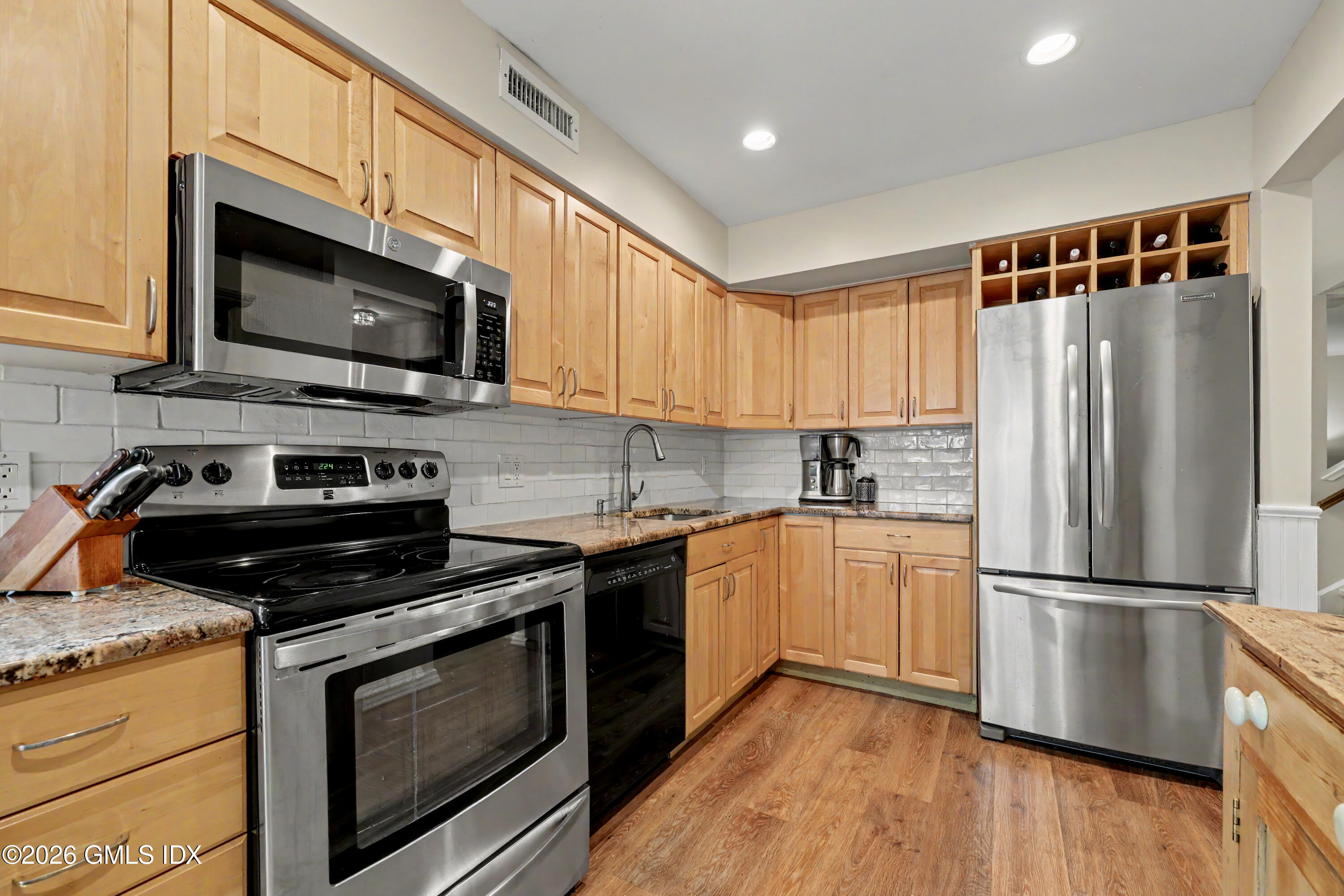 351 Pemberwick Road, Unit 503 Greenwich, CT 06831 - Photo 7 of 27 Kitchen