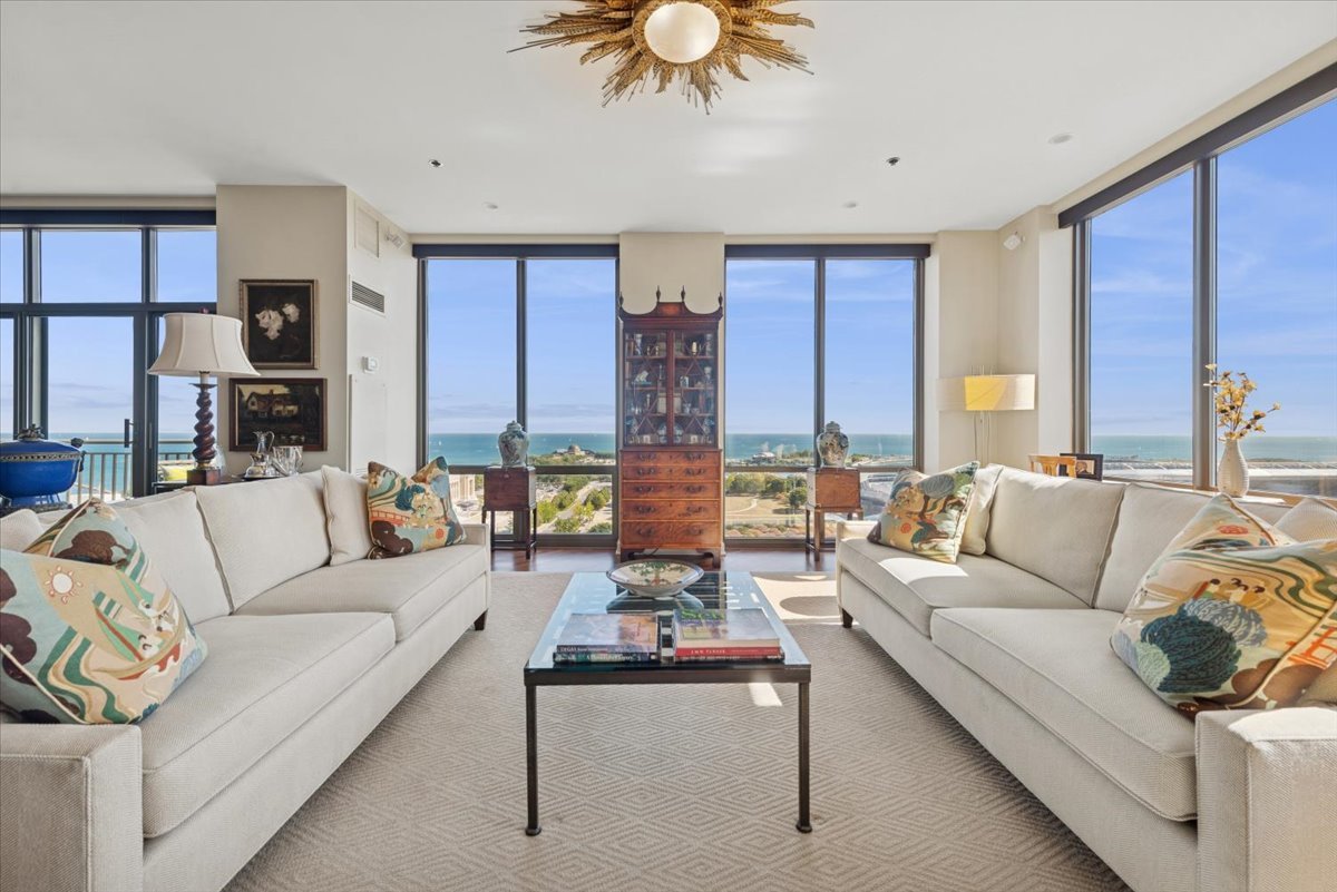 1335 South Prairie Avenue, Unit 2005 Chicago, IL 60605 - Photo 8 of 27 a living room with furniture and a large window