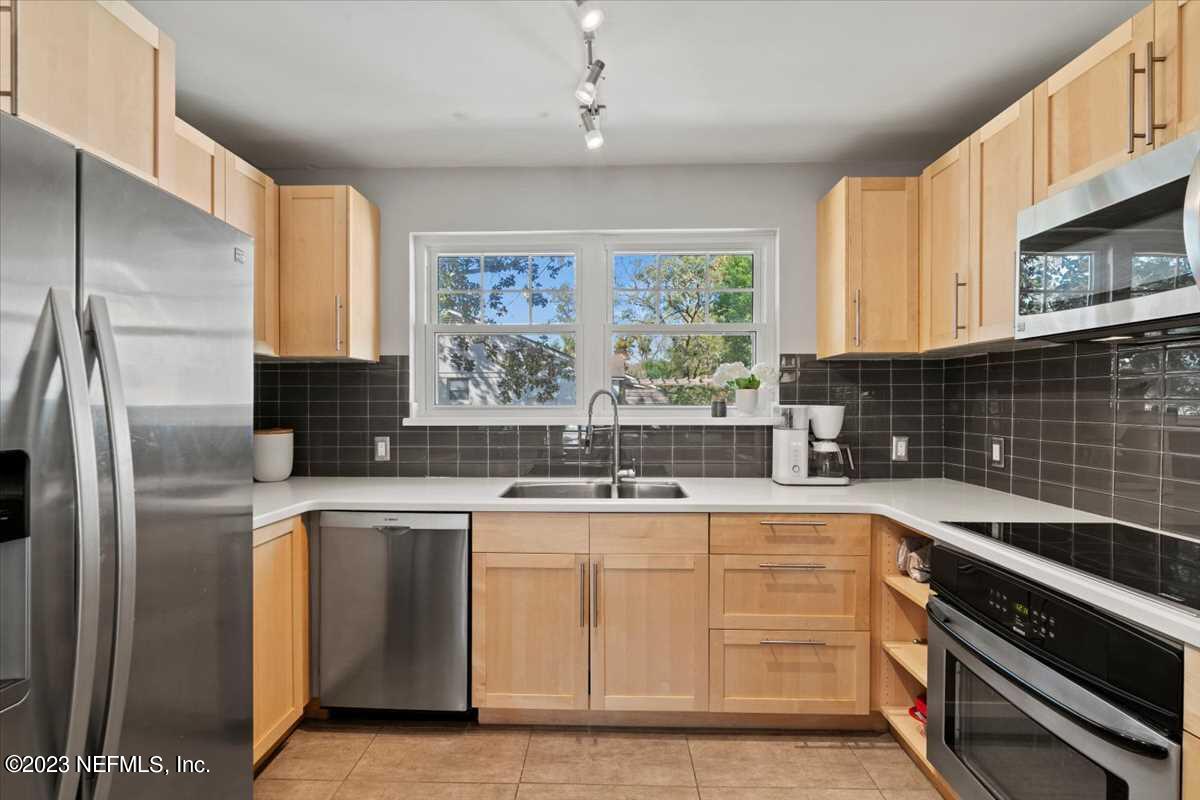 4186 Birmingham Road Jacksonville, FL 32207 - Photo 9 of 42 Kitchen