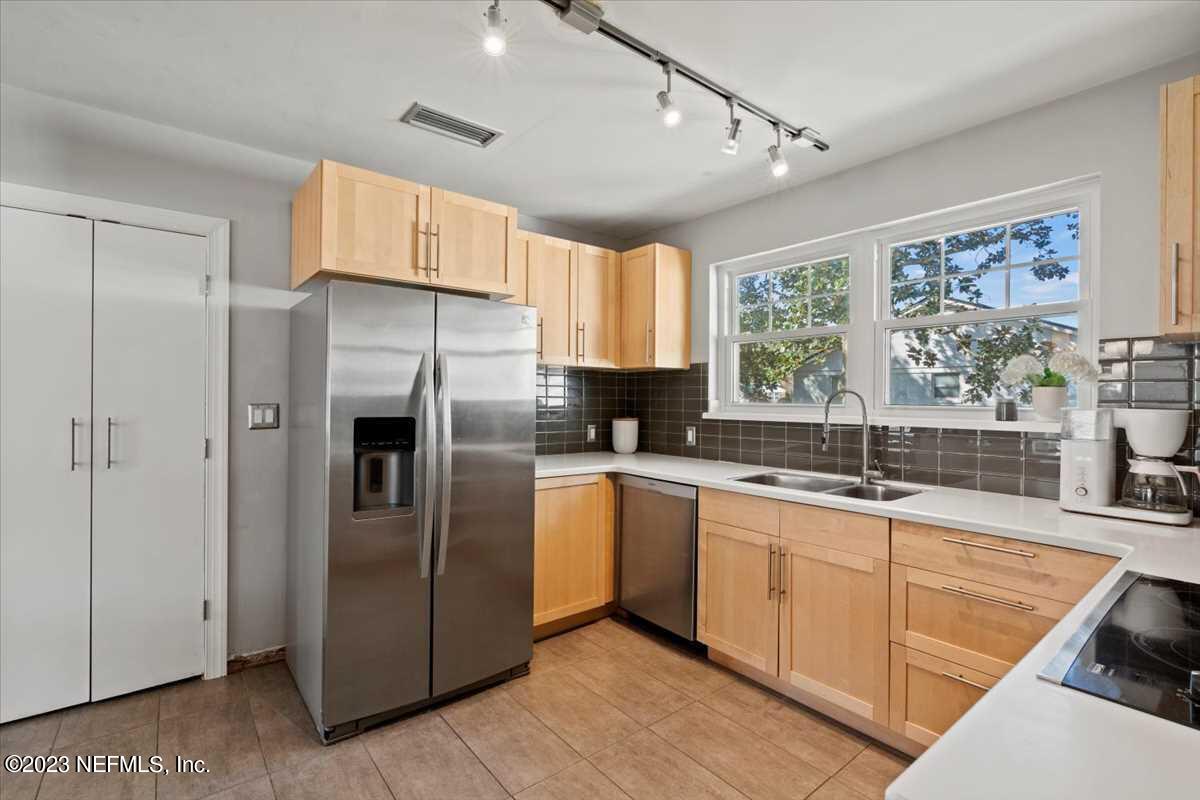 4186 Birmingham Road Jacksonville, FL 32207 - Photo 10 of 42 Kitchen