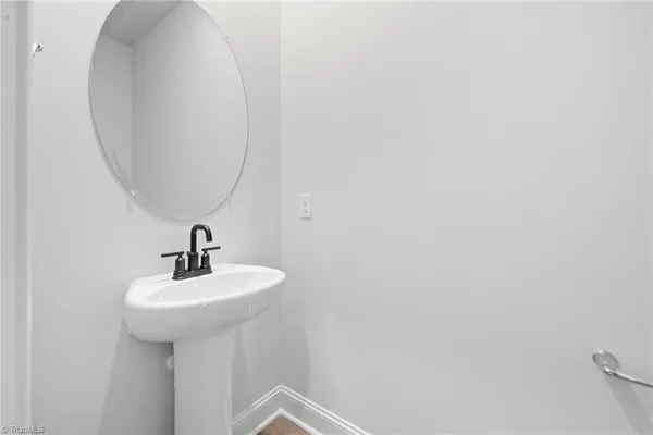 $2,160 | 1096 University Drive, Unit C1, Burlington, NC 27215