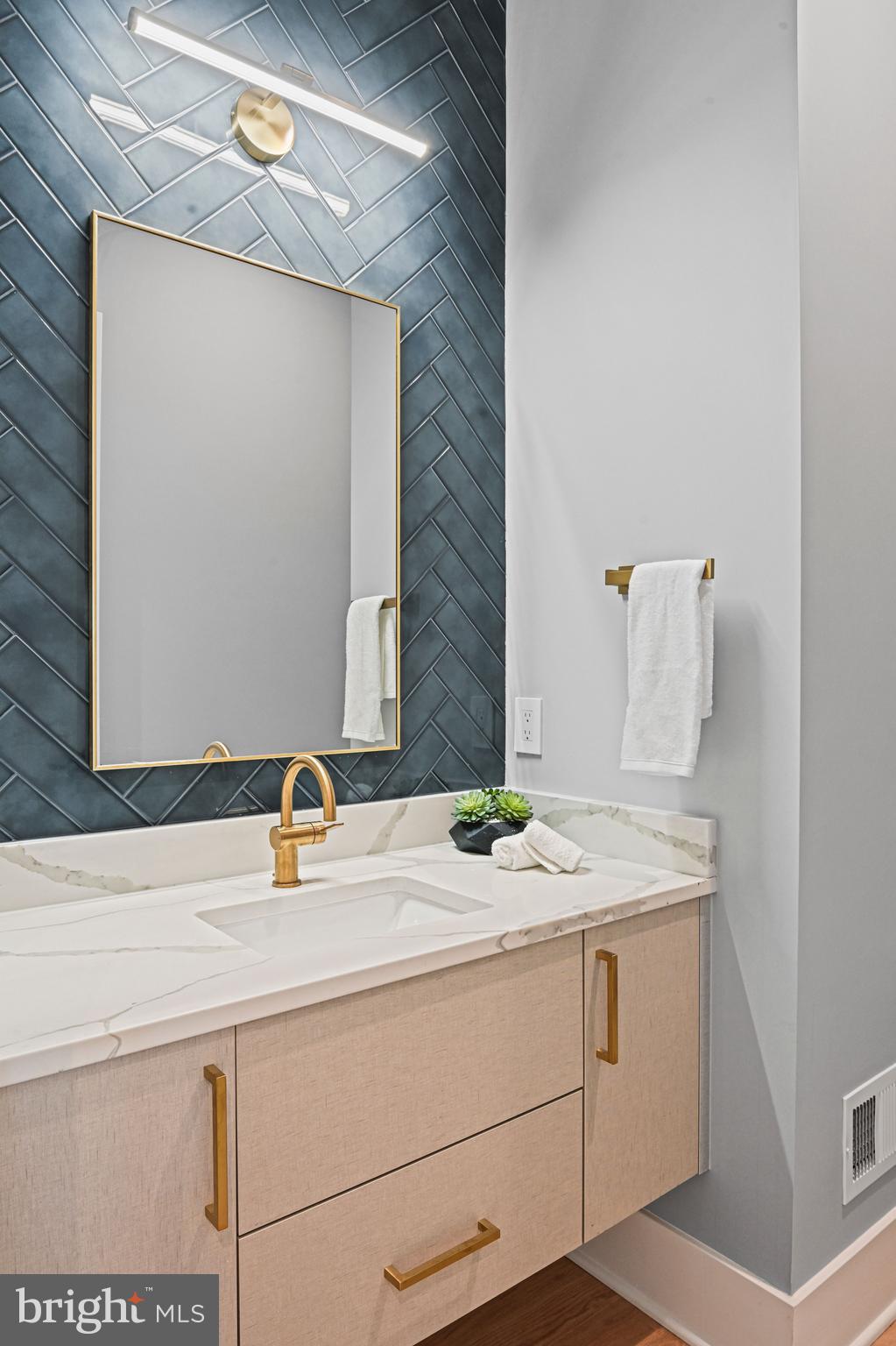 1052 Balls Hill Road McLean, VA 22101 - Photo 12 of 64 Powder room