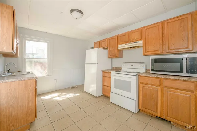 $1,400 | 42 East Cayuga Street, Oswego, NY 13126