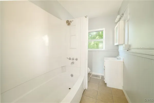 $1,400 | 42 East Cayuga Street, Oswego, NY 13126