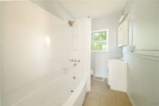 $1,400 | 42 East Cayuga Street, Oswego, NY 13126