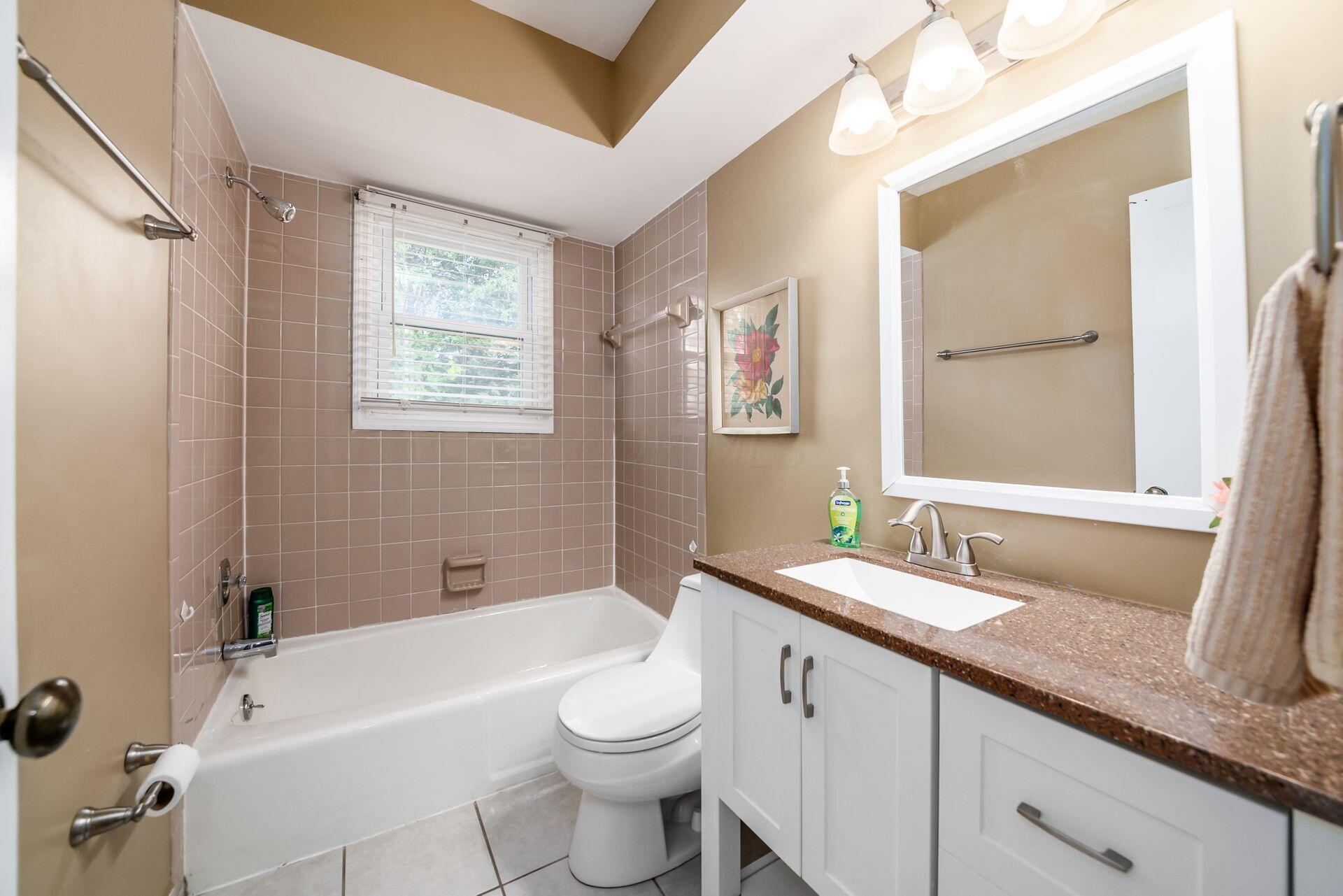2431 Dover Road Columbus, OH 43209 - Photo 20 of 29 023 Full Bath - Hallway