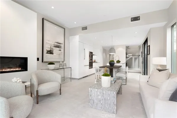 a en suite bathroom with a toilet sink and tub