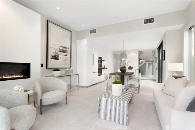 a en suite bathroom with a toilet sink and tub