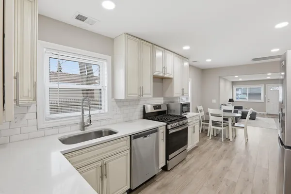 $254,900 | 3995 Cresthaven Drive, Waterford, MI 48328