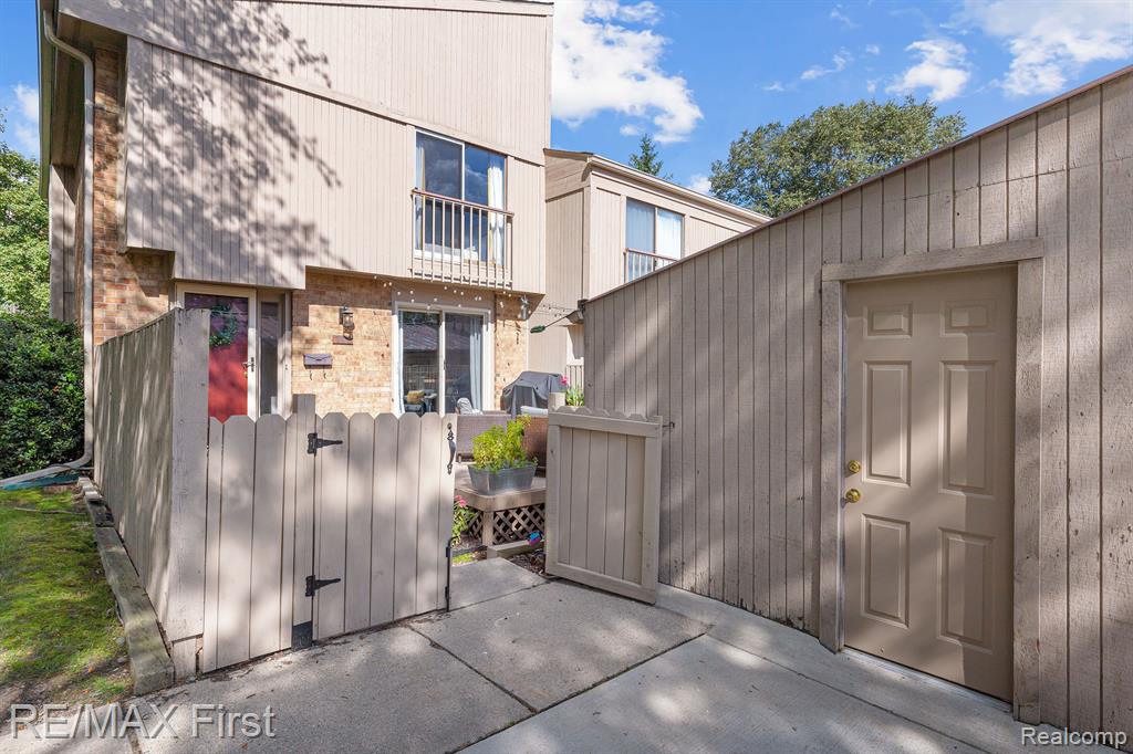 798 Oak Brook Ridge Drive Rochester Hills, MI 48307 - Photo 2 of 29