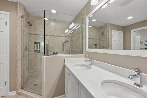 $575,000 | 3042 Lexington Lane, Unit 3R41, Glenview, IL 60026