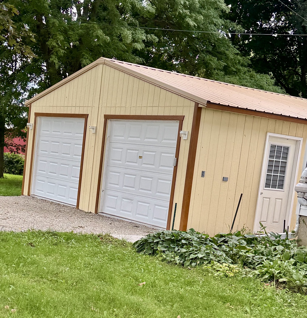 6809 Highway 71 Oswego, IL 60543 - Photo 6 of 20 a house with a small yard