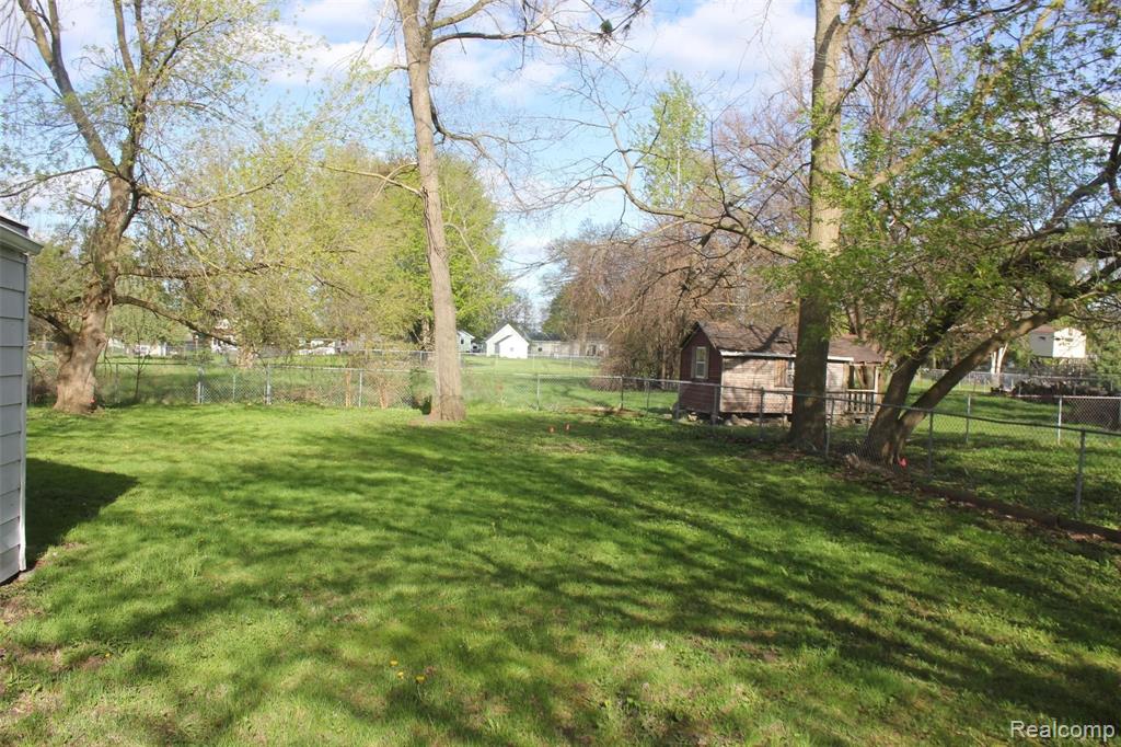 2102 Center Road Burton, MI 48509 - Photo 4 of 18