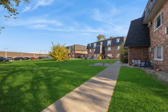 $149,000 | 17220 71st Avenue, Unit 11, Tinley Park, IL 60477