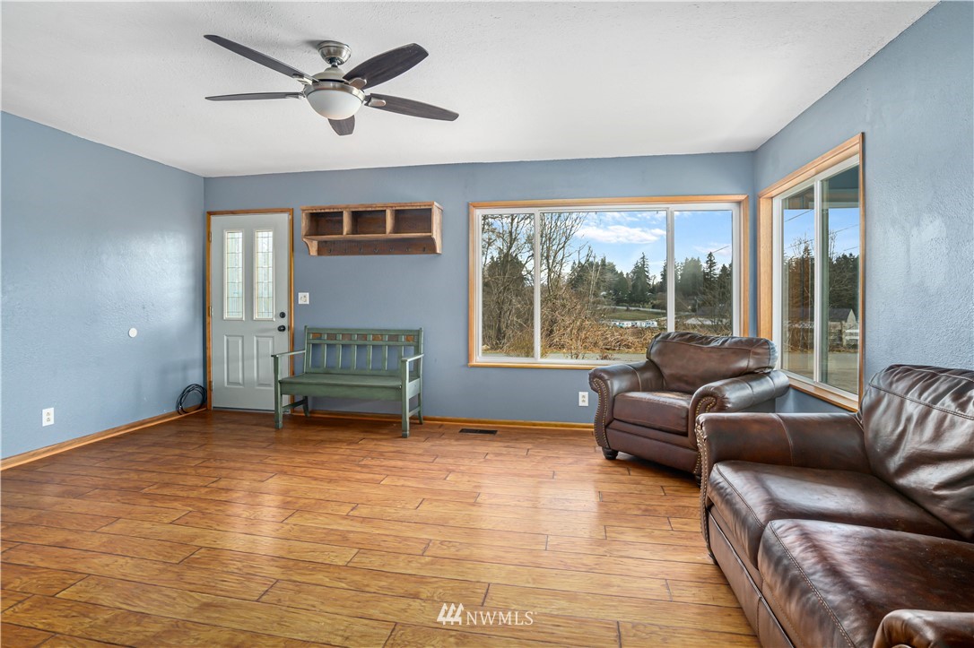 21601 Peter Grubb Road Southeast Renton, WA 98058 - Photo 3 of 33 Gallery Image 3