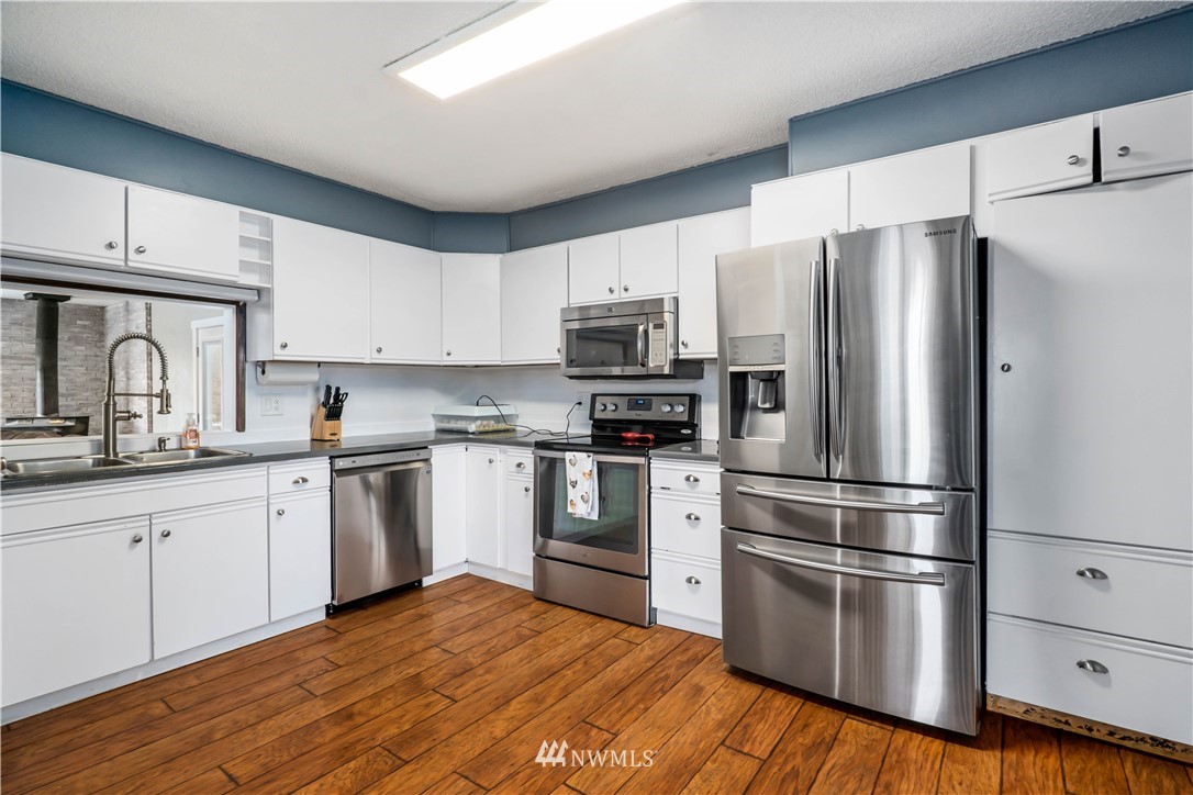 21601 Peter Grubb Road Southeast Renton, WA 98058 - Photo 4 of 33 Gallery Image 4