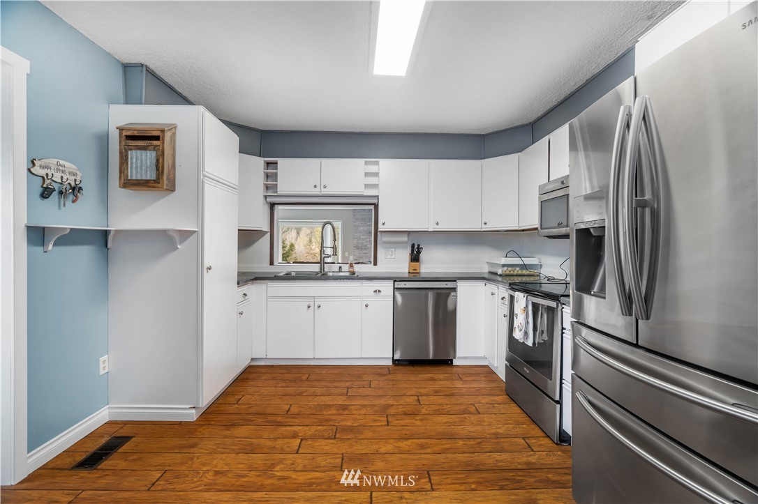 21601 Peter Grubb Road Southeast Renton, WA 98058 - Photo 5 of 33 Gallery Image 5