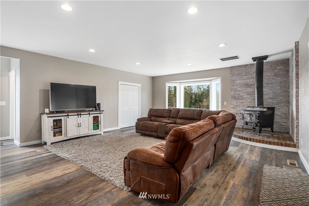 21601 Peter Grubb Road Southeast Renton, WA 98058 - Photo 9 of 33 Gallery Image 9