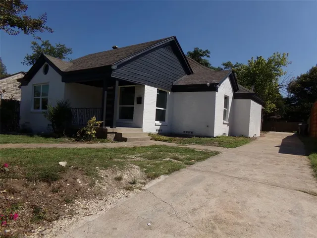 a view of a house with backyard and garden