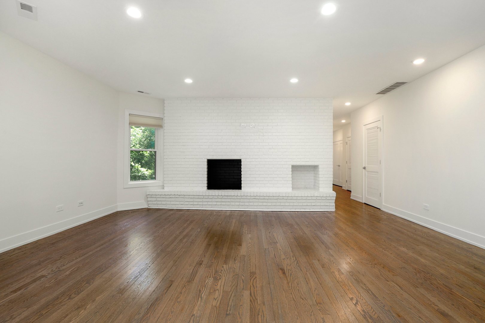 4065 North Sheridan Road, Unit 2N Chicago, IL 60613 - Photo 14 of 34 an empty room with wooden floor and windows