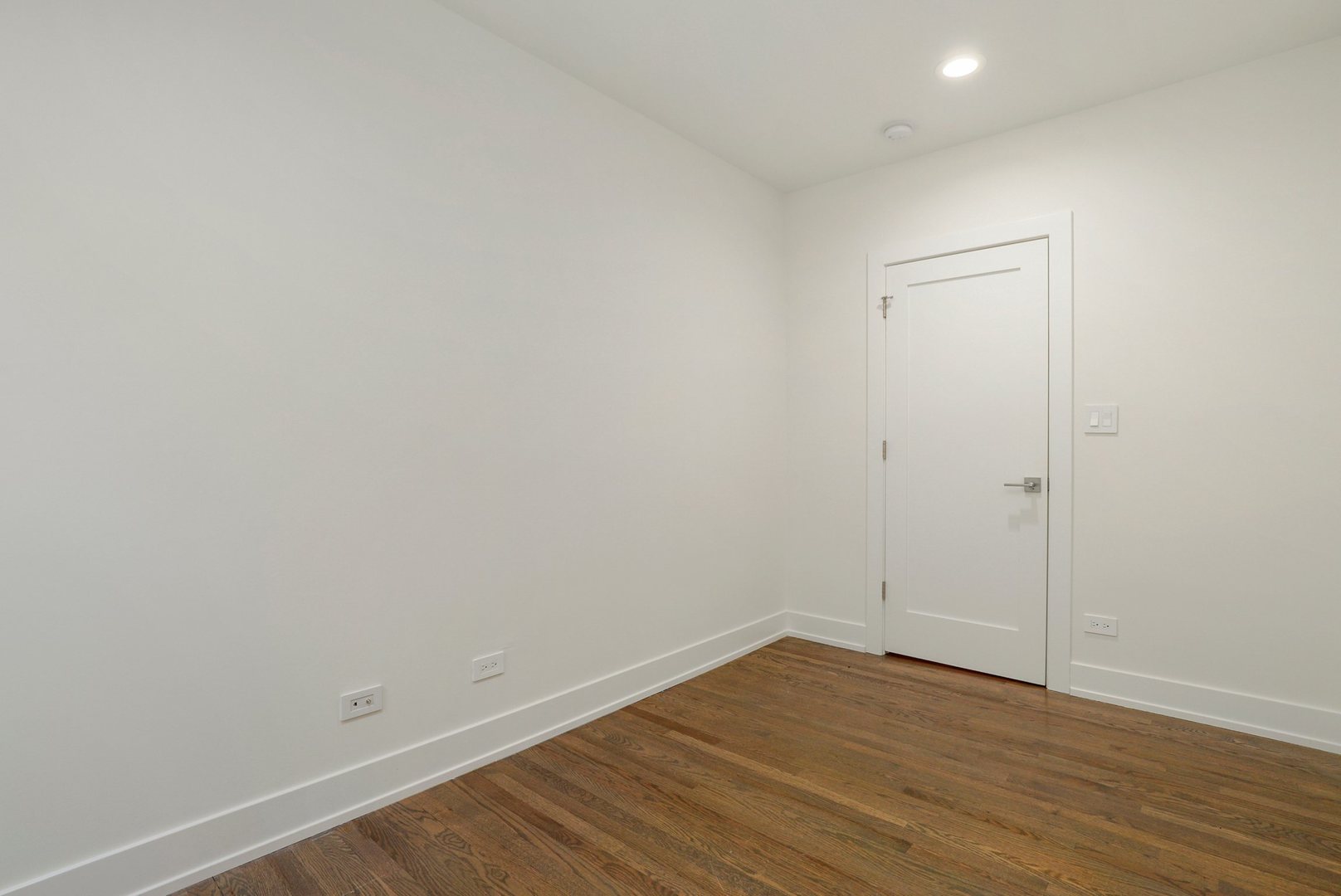 4065 North Sheridan Road, Unit 2N Chicago, IL 60613 - Photo 19 of 34 a view of an empty room with wooden floor