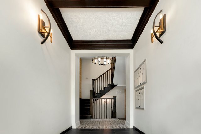 4065 North Sheridan Road, Unit 2N Chicago, IL 60613 - Photo 3 of 34 a view of entryway