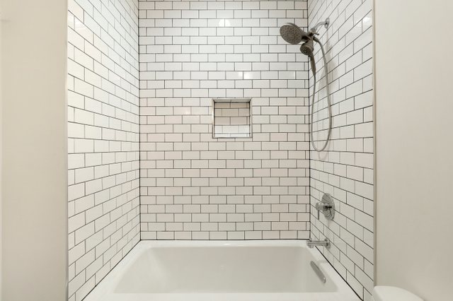 4065 North Sheridan Road, Unit 2N Chicago, IL 60613 - Photo 21 of 34 a bathroom with a bathtub and shower