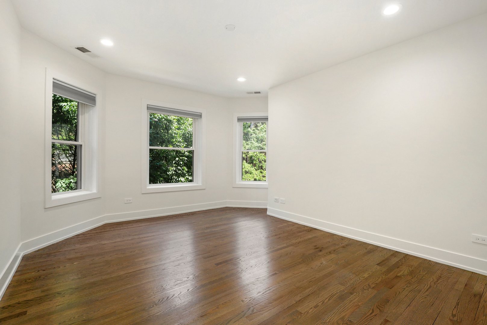 4065 North Sheridan Road, Unit 2N Chicago, IL 60613 - Photo 22 of 34 an empty room with wooden floor and windows