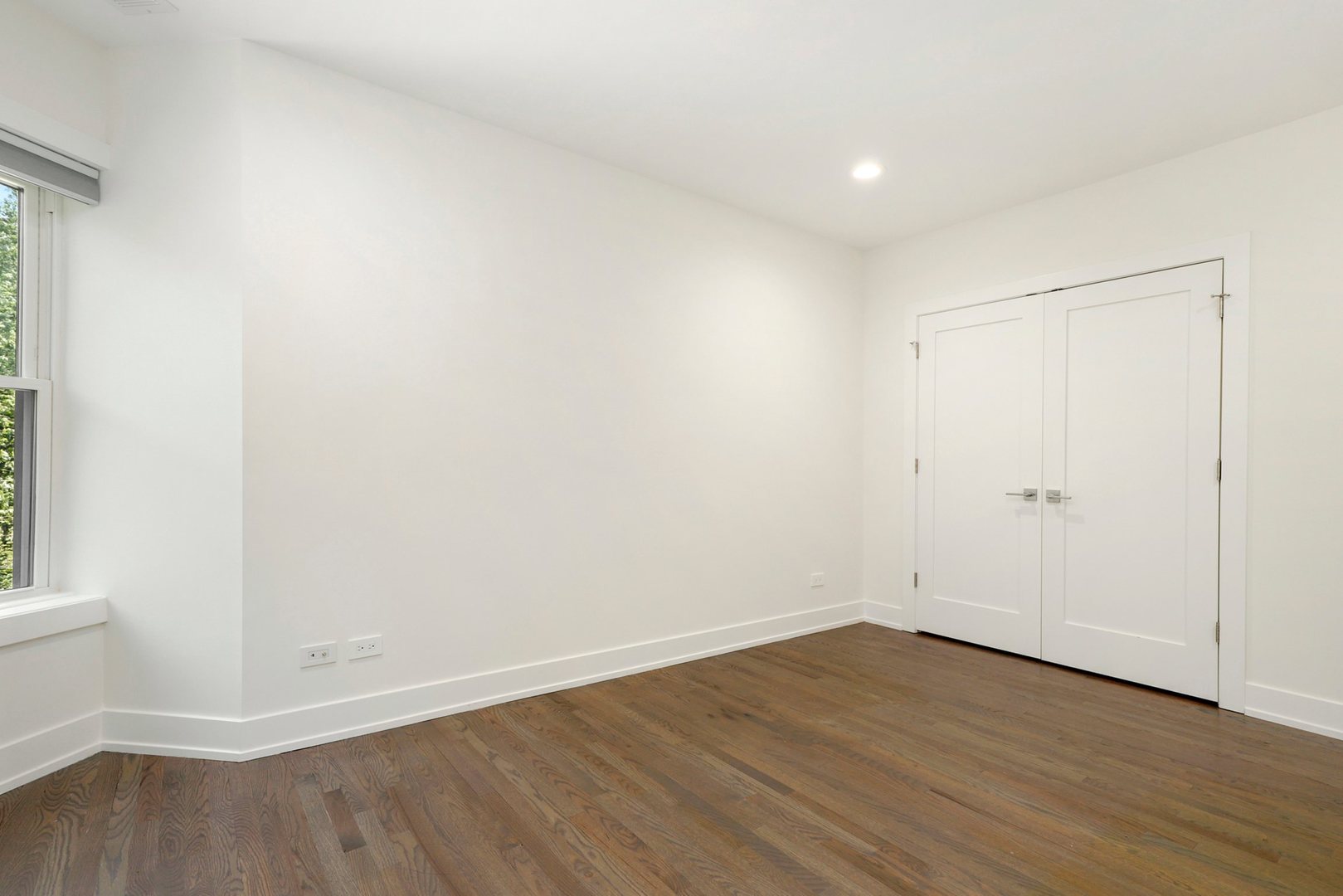 4065 North Sheridan Road, Unit 2N Chicago, IL 60613 - Photo 23 of 34 a view of an empty room with wooden floor and a window