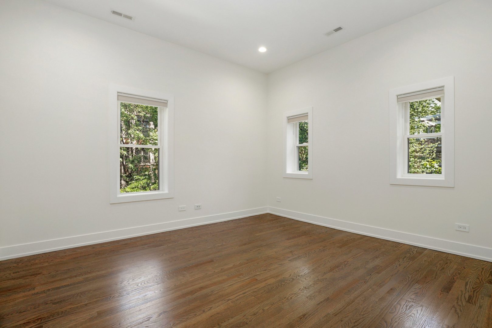 4065 North Sheridan Road, Unit 2N Chicago, IL 60613 - Photo 24 of 34 a view of an empty room with wooden floor and a window