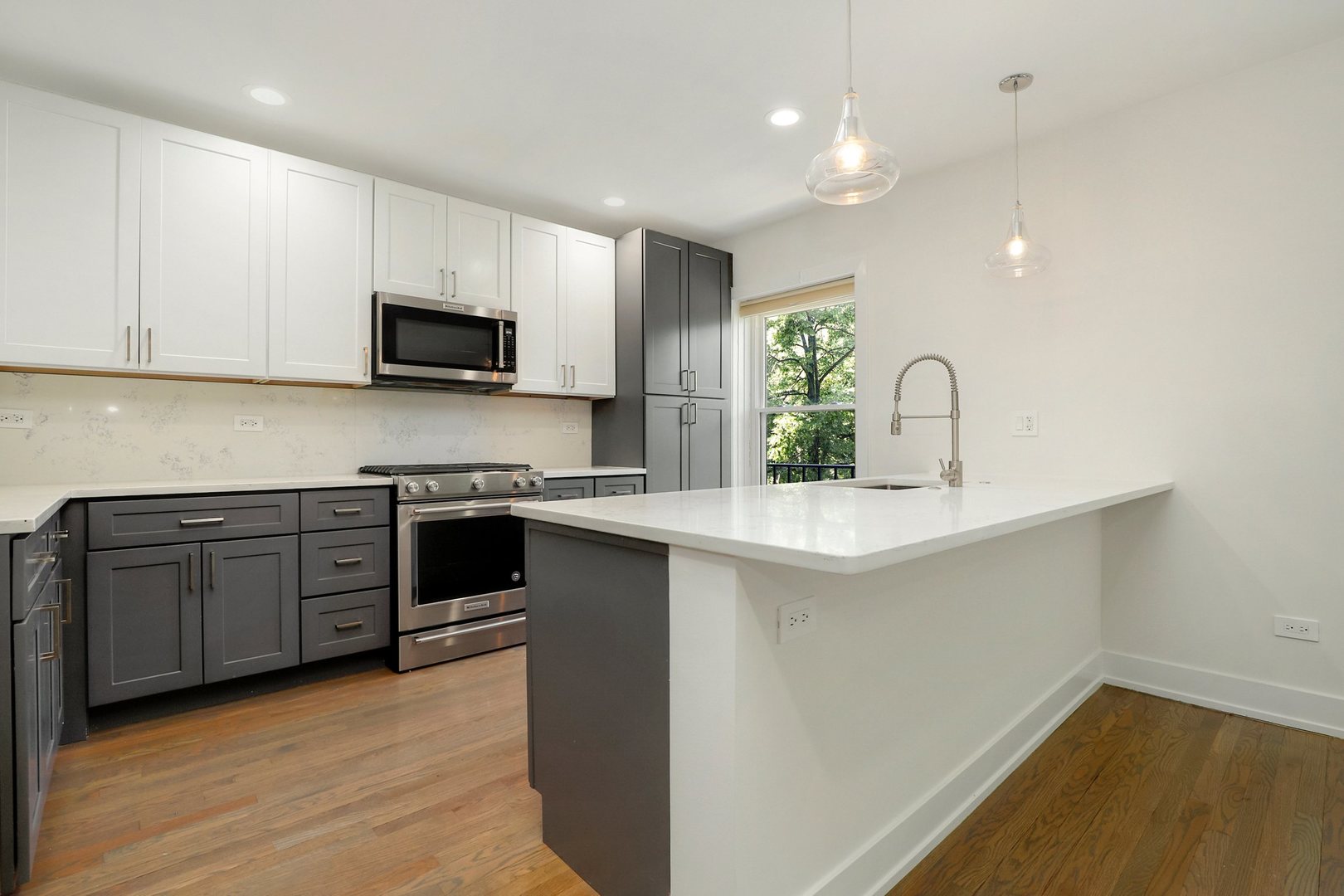 4065 North Sheridan Road, Unit 2N Chicago, IL 60613 - Photo 4 of 34 a kitchen with a sink a microwave and cabinets