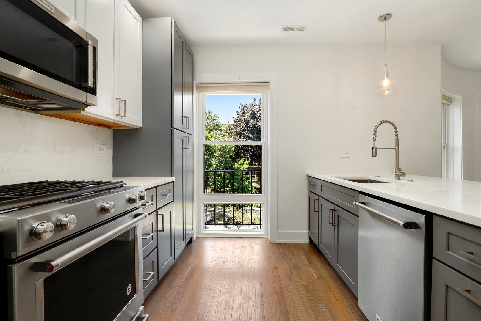 4065 North Sheridan Road, Unit 2N Chicago, IL 60613 - Photo 6 of 34 a kitchen with stainless steel appliances a sink stove and cabinets