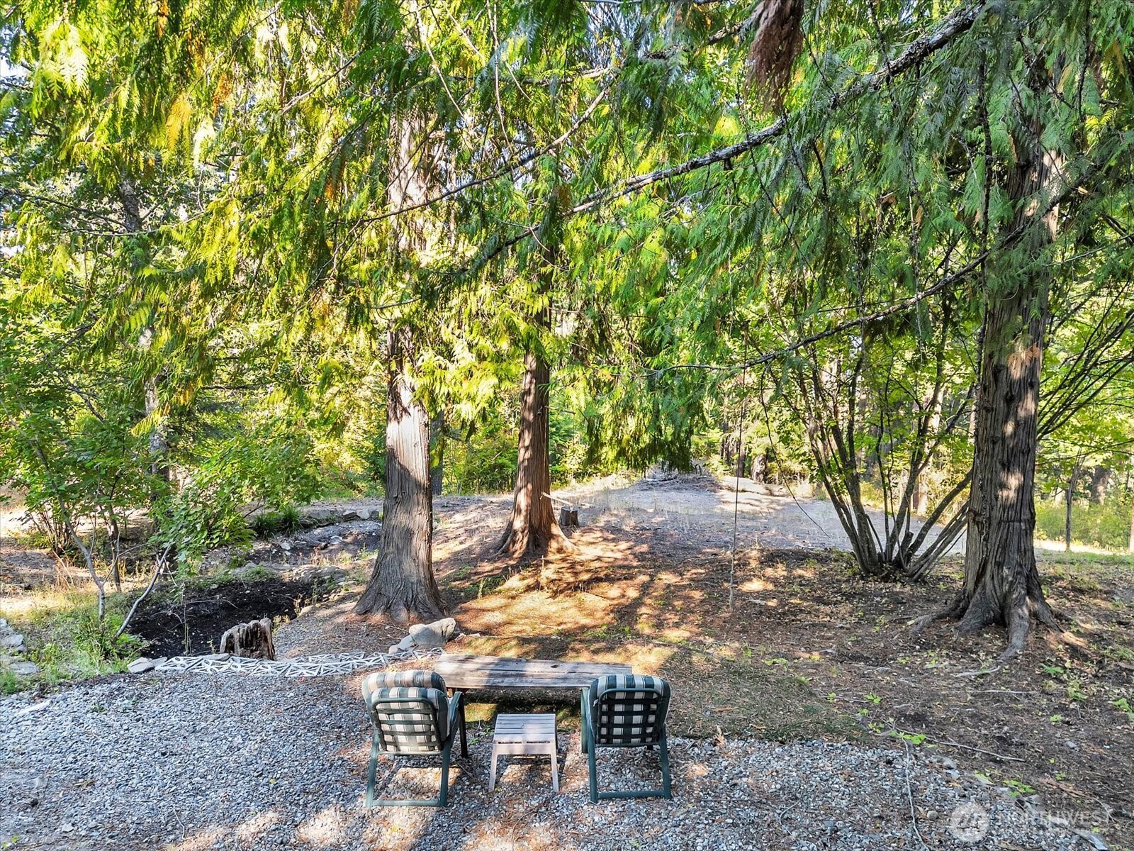 21 Grange Springs Road Cle Elum, WA 98922 - Photo 11 of 31 a view of a backyard with table and chairs and a tree
