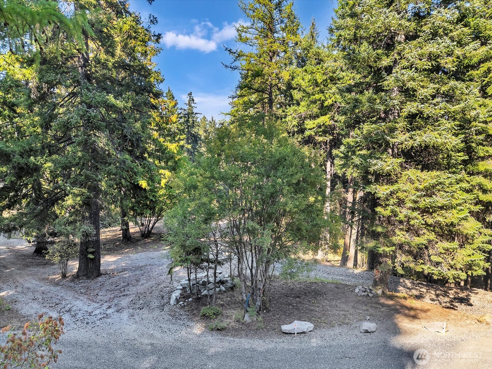 21 Grange Springs Road Cle Elum, WA 98922 - Photo 29 of 31 a backyard of a house with table and chairs