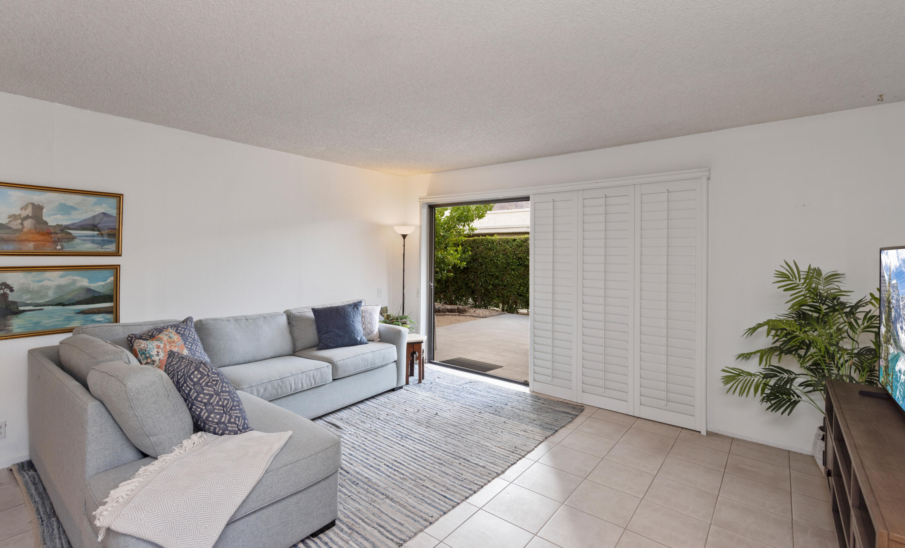 1111 Ramon Road, Unit 28 Palm Springs, CA 92264 - Photo 3 of 28 a living room with furniture and a potted plant