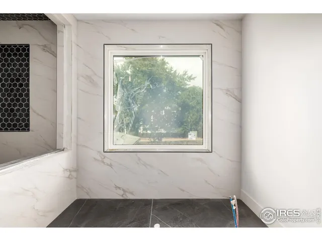 a view of empty room with window