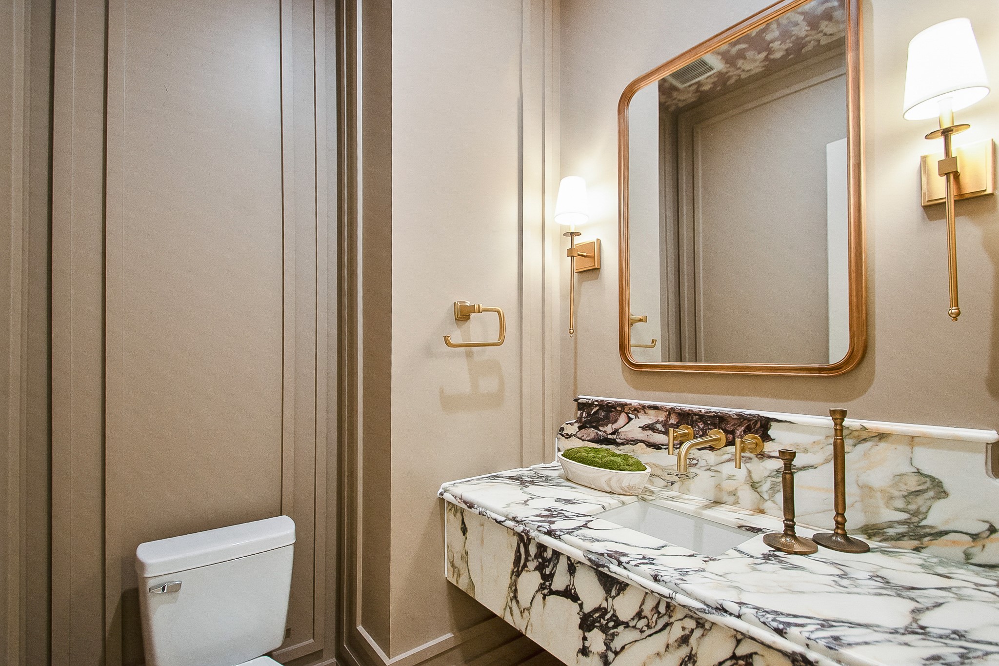 1109 Tabor Street Houston, TX 77009 - Photo 7 of 38 a bathroom with a sink and a toilet