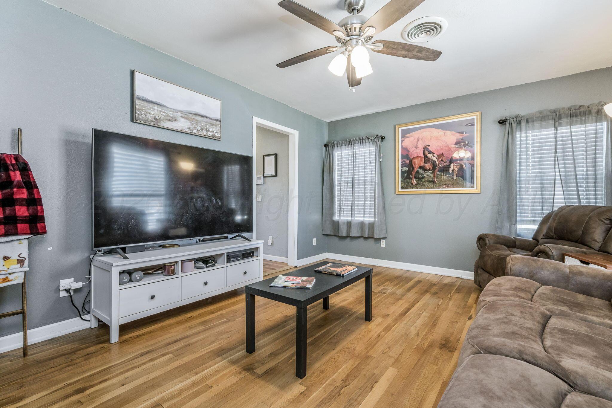 2908 South Monroe Street Amarillo, TX 79109 - Photo 4 of 19 Living Room