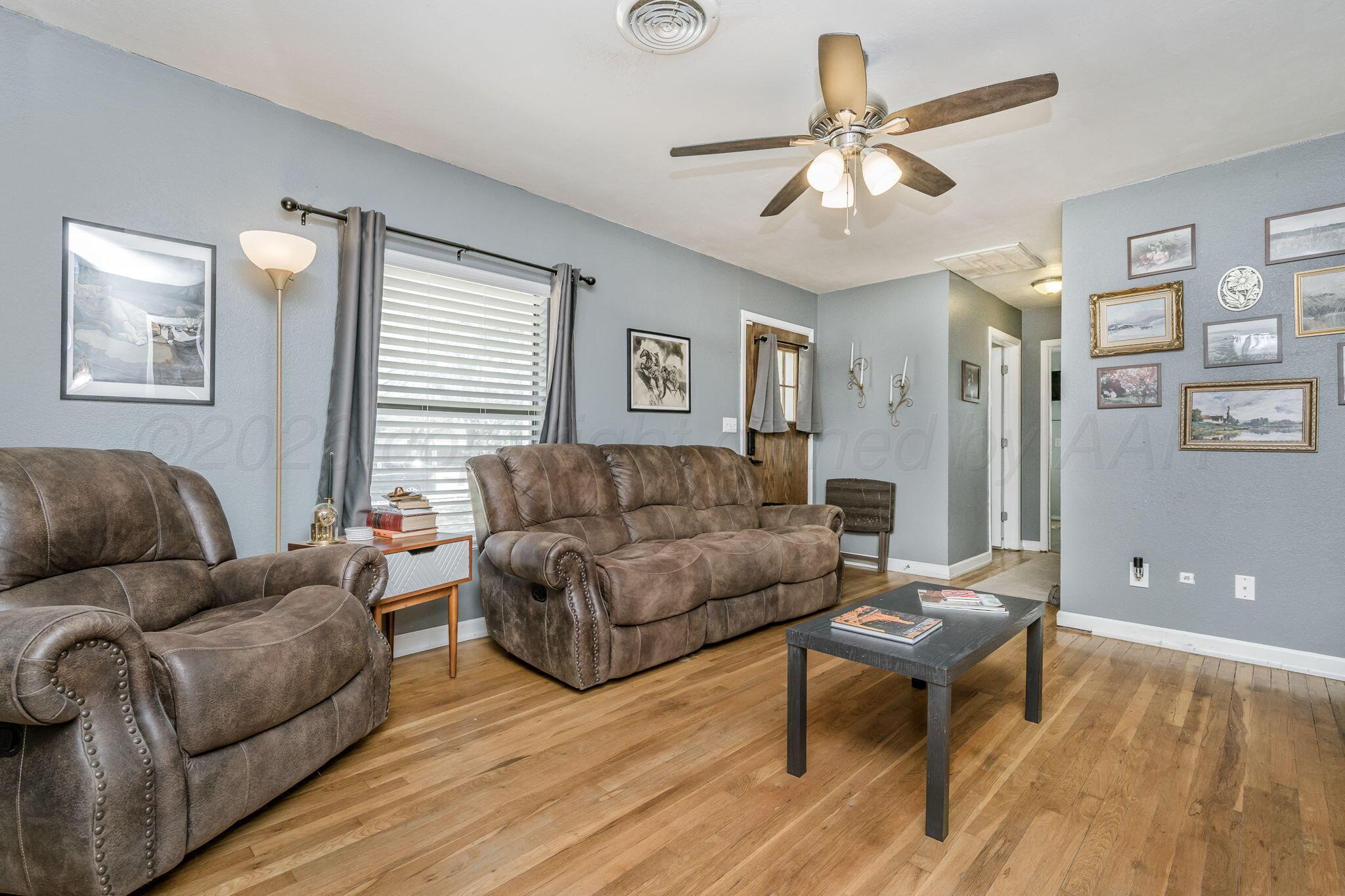 2908 South Monroe Street Amarillo, TX 79109 - Photo 5 of 19 Living Room