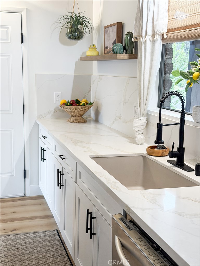 3252 Vía Altamira Fallbrook, CA 92028 - Photo 20 of 48 Quartz Countertops