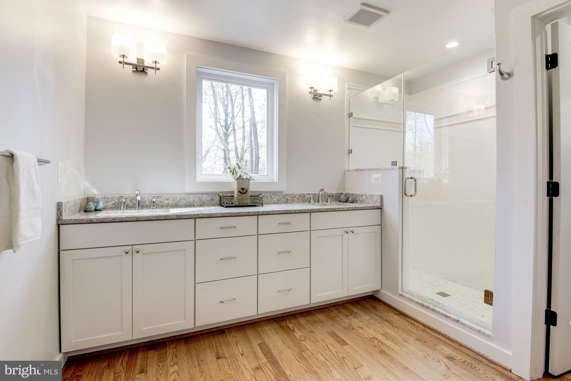 10526 Hunters Valley Road Vienna, VA 22181 - Photo 26 of 59 Master Bathroom