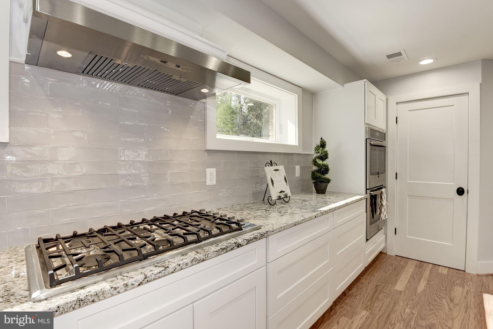10526 Hunters Valley Road Vienna, VA 22181 - Photo 41 of 59 6 Burner Viking Cooktop with Exhaust Hood