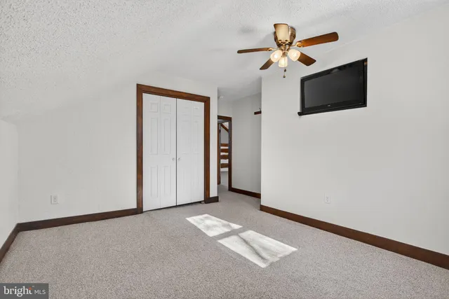 a view of empty room with washer and dryer