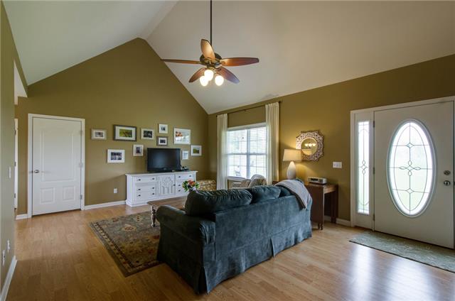 5164 Minnis Road Springfield, TN 37172 - Photo 3 of 20 Entry to the home into the living room area. Features vaulted ceilings, updated lighting and lots of natural light.
